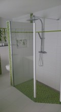 Komplette Badezimmer-Sanierung mit Mosaikeinlagen